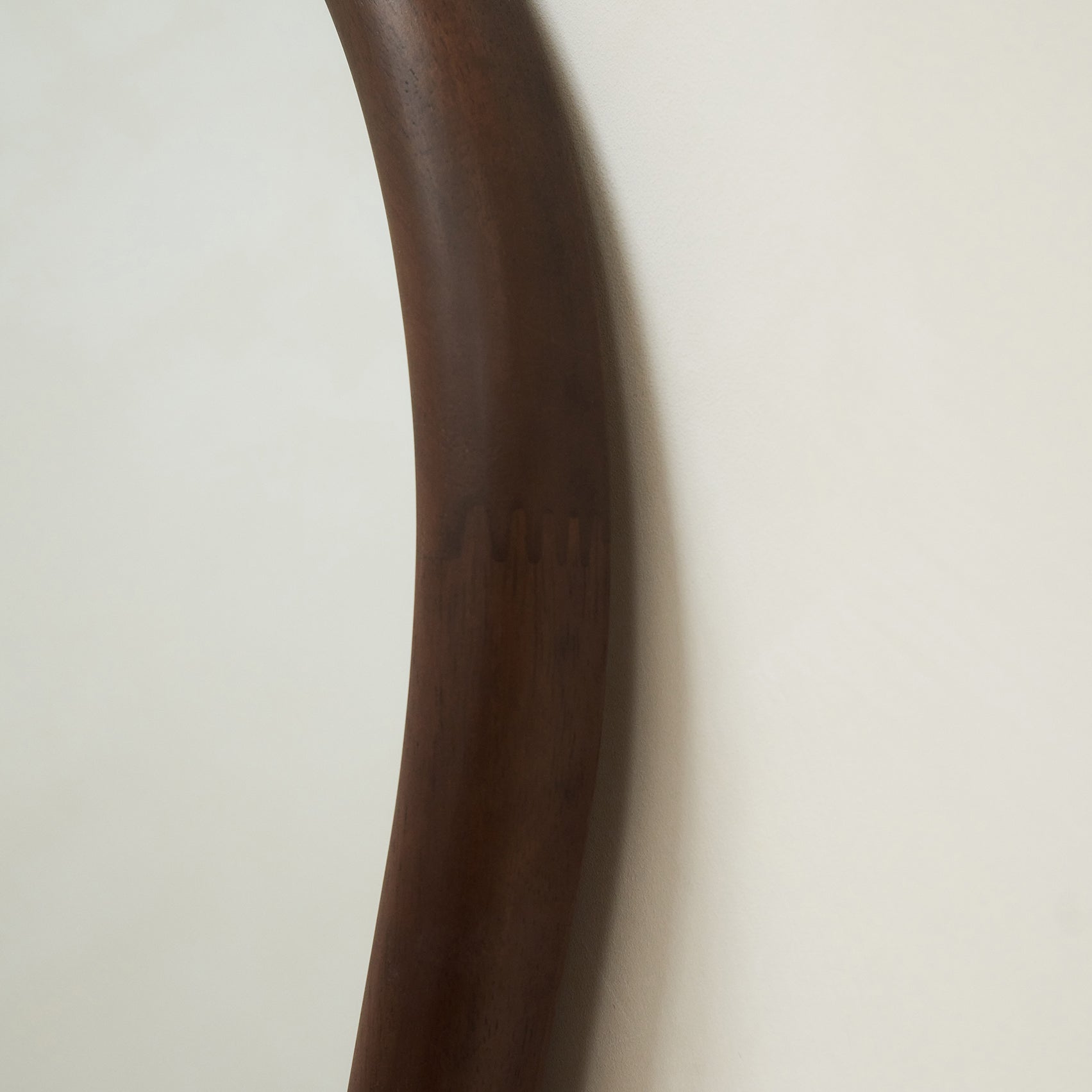 Aaliyah - Grand Miroir Mural Irrégulier en Bois Foncé - 180 cm x 110 cm Center Kasa