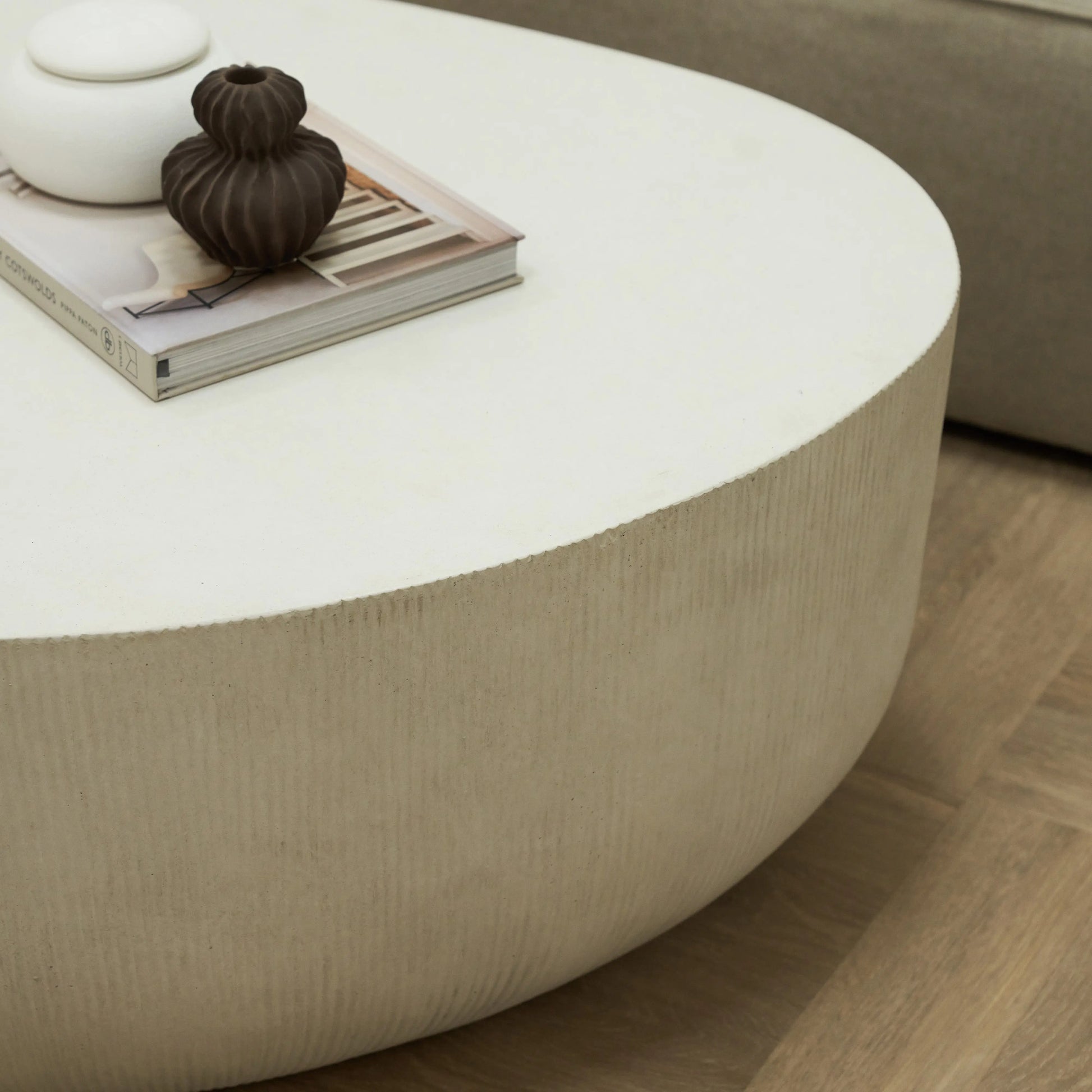 Leonardo - Table Basse Minimaliste en Béton avec Forme Irrégulière - Modèle Grand Luxe Center Kasa