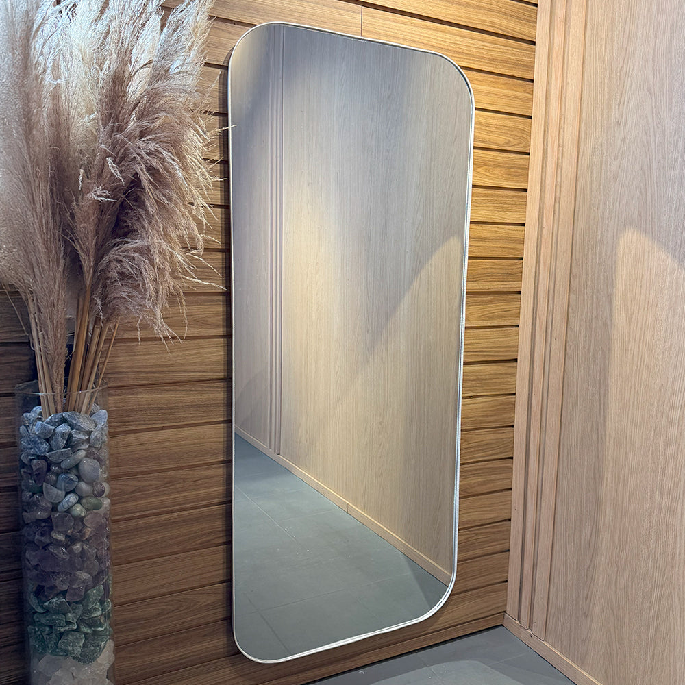 Miroir rectangulaire en pied aux bords arrondis, 160 x 70 cm